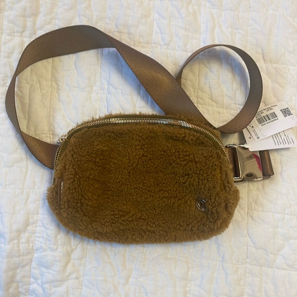 lululemon athletica Handbags - Lululemon fleece everywhere belt bag. 1L. Pretty brown chestnut color. NWT.